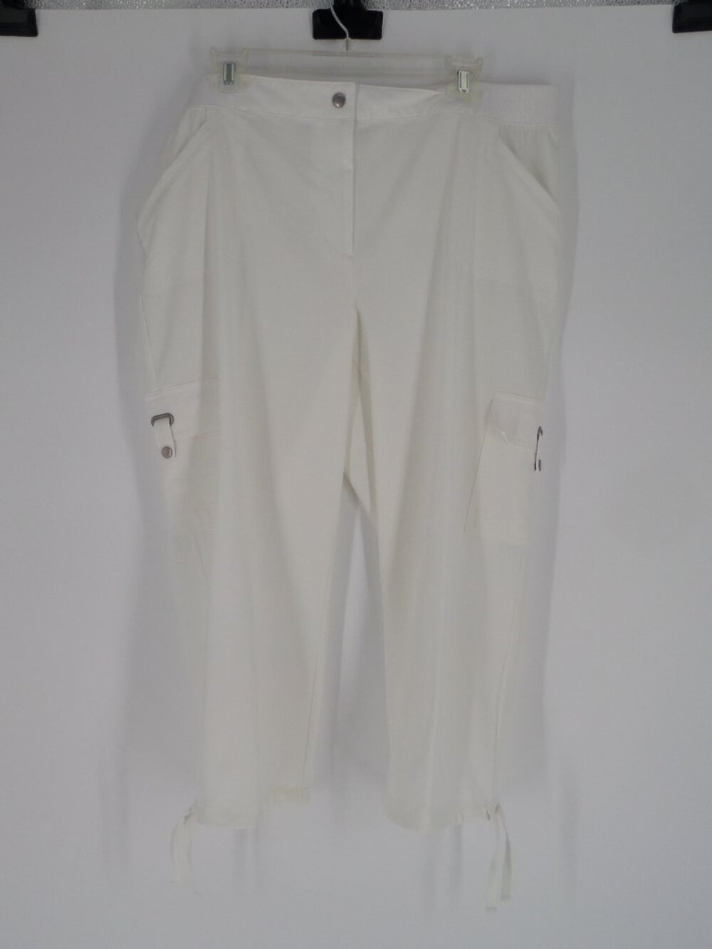 Chico's Zenergy  Woman's White  Capri Pants  Size 3 US 16